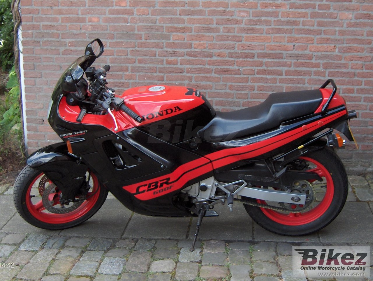 Big  cbr 600 f picture and wallpaper from Bikez.com